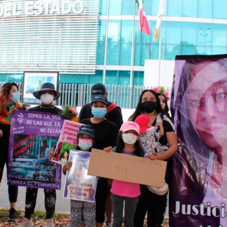 Entre flores de cempasúchil y pancartas, mujeres realizan marcha luctuosa por víctimas de feminicidio – El Sol de Puebla