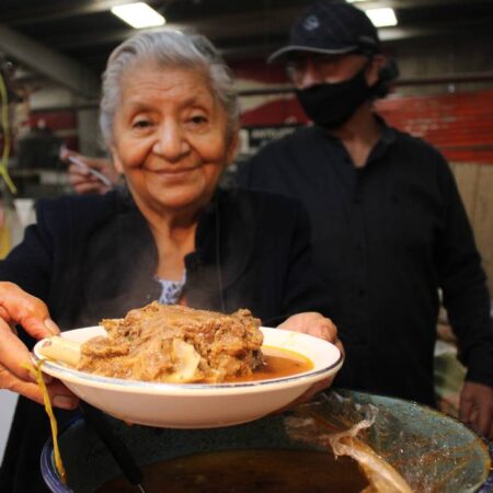 Tradición del mole de caderas sigue viva en los mercados poblanos – El Sol de Puebla