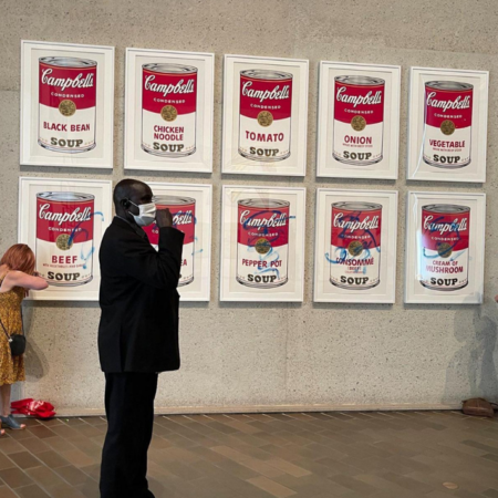 Activistas se adhieren con pegamento a obra de arte de Warhol en Australia – El Sol de Puebla