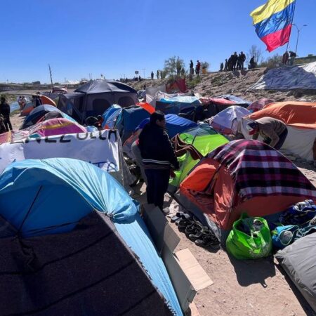 Más de dos mil migrantes venezolanos acampan a orillas del río Bravo – El Sol de Puebla