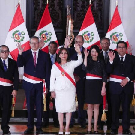 Dina Boluarte instala su nuevo gabinete en medio de protestas en Perú – El Sol de Puebla