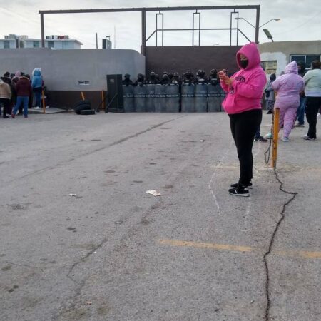 Familiares protestan en el penal de Juárez por falta de información sobre reos trasladados – El Sol de Puebla