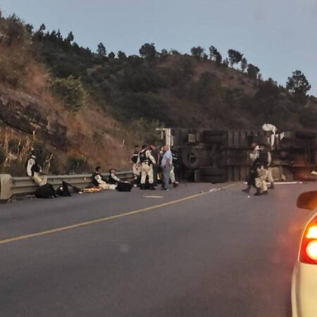 Vuelca camioneta de la Guardia Nacional en carretera de Tuxtla – El Sol de Puebla