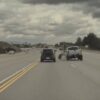 Neumático se desprende de camioneta y provoca que auto salga volando en autopista [Video] – El Sol de Puebla