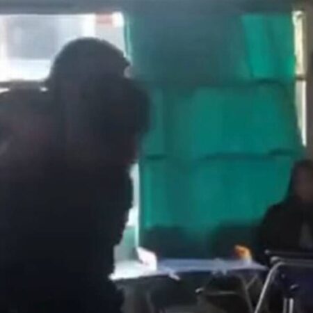 Alumno golpea violentamente a su profesor en plena clase y genera indignación [Video] – El Sol de Puebla