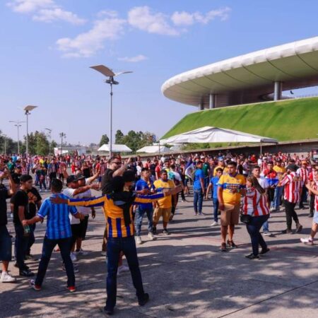 Chivas vs Tigres: La final comenzó con golpes a las afueras del estadio Akron – El Sol de Puebla