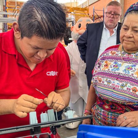 Rigoberta Menchú, Premio Nobel de la Paz, visita fábrica donde elaboran al Dr. Simi – El Sol de Puebla