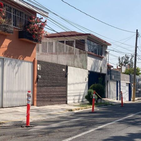 Vecinos de Arboledas de Guadalupe defienden el frente de sus casas con postes y llantas – El Sol de Puebla