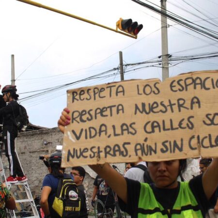 Ciclistas poblanos cuelgan bici blanca para recordar las muertes viales en Puebla – El Sol de Puebla