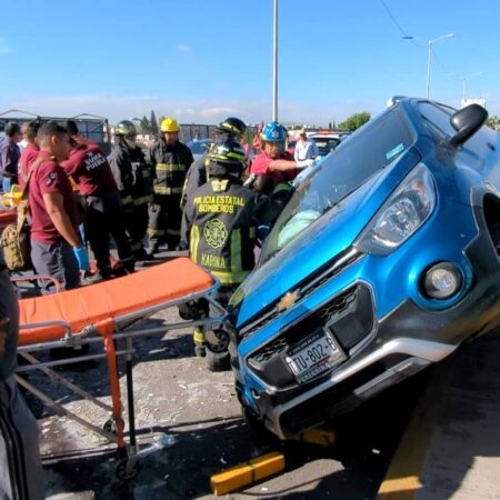 Aparatoso accidente en 16 de Septiembre y Periférico; una unidad estuvo a punto de caer – El Sol de Puebla