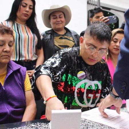 Betucky Camacho recibe acta de nacimiento con género no binario – El Sol de Puebla