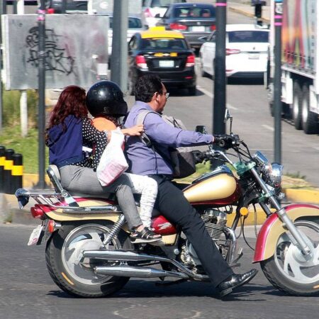 Motociclistas en Puebla: viajan hasta cinco en una unidad; multas y accidentes mortales – El Sol de Puebla