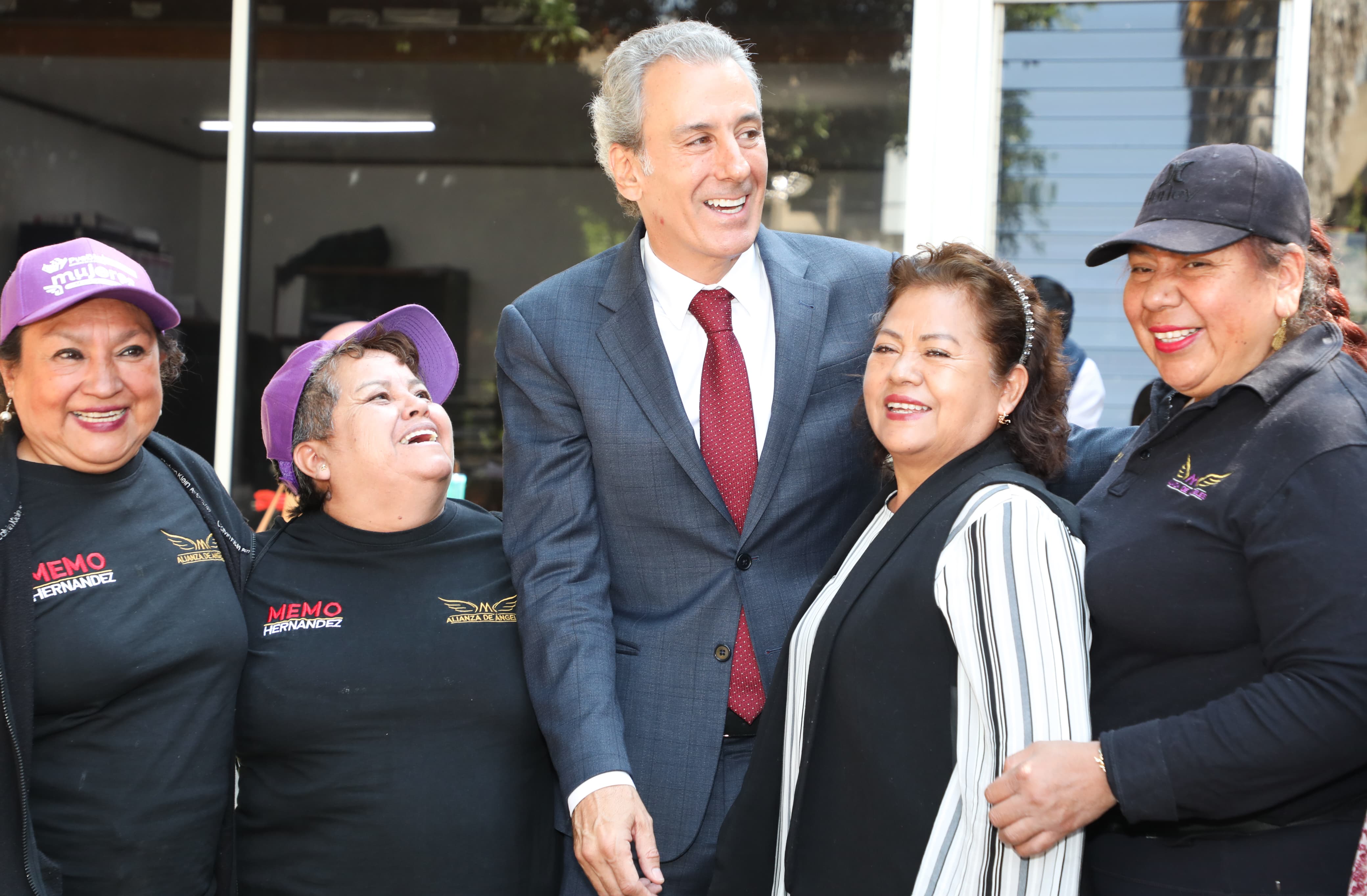 Pepe Chedraui y mamás poblanas