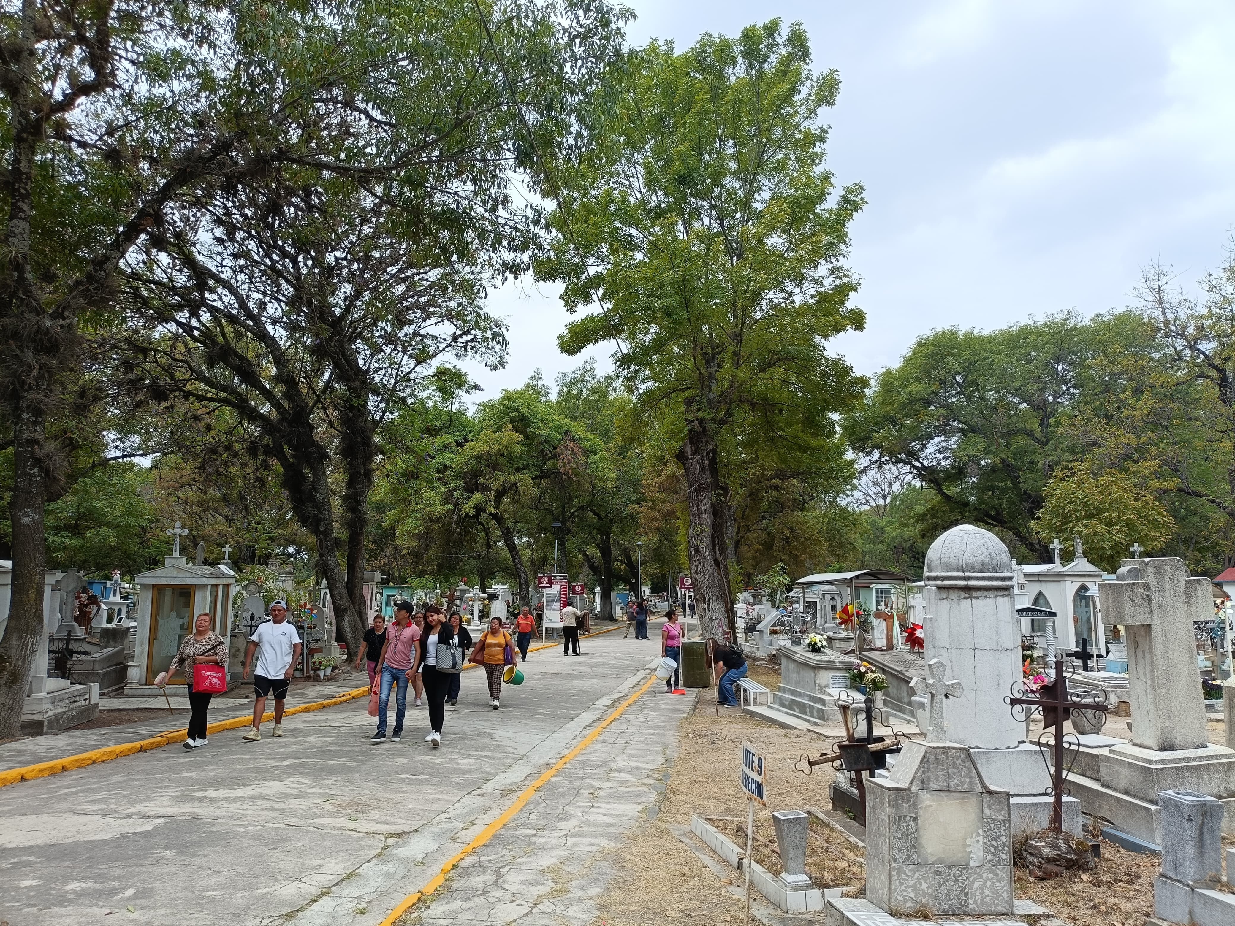 Chedraui y los panteones en el Día del Padre
