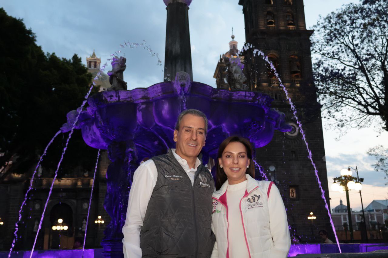 Chedraui ilumina de morado 68 fuentes en Puebla por igualdad de género