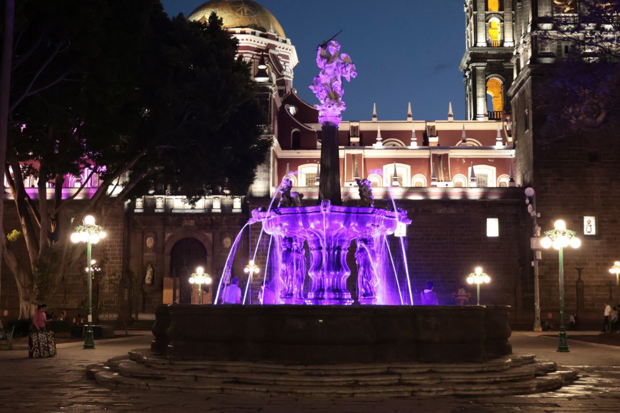 Chedraui ilumina de morado 68 fuentes en Puebla por igualdad de género