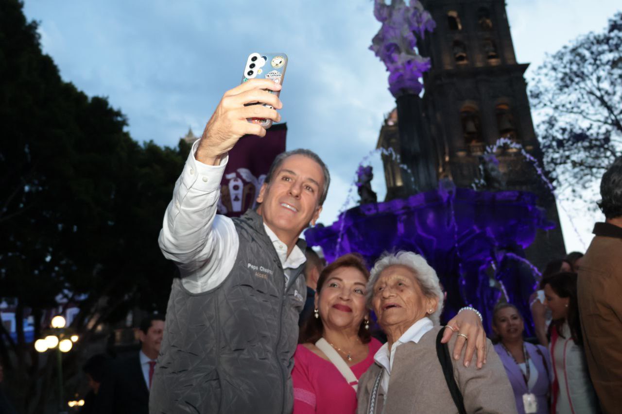 Chedraui ilumina de morado 68 fuentes en Puebla por igualdad de género