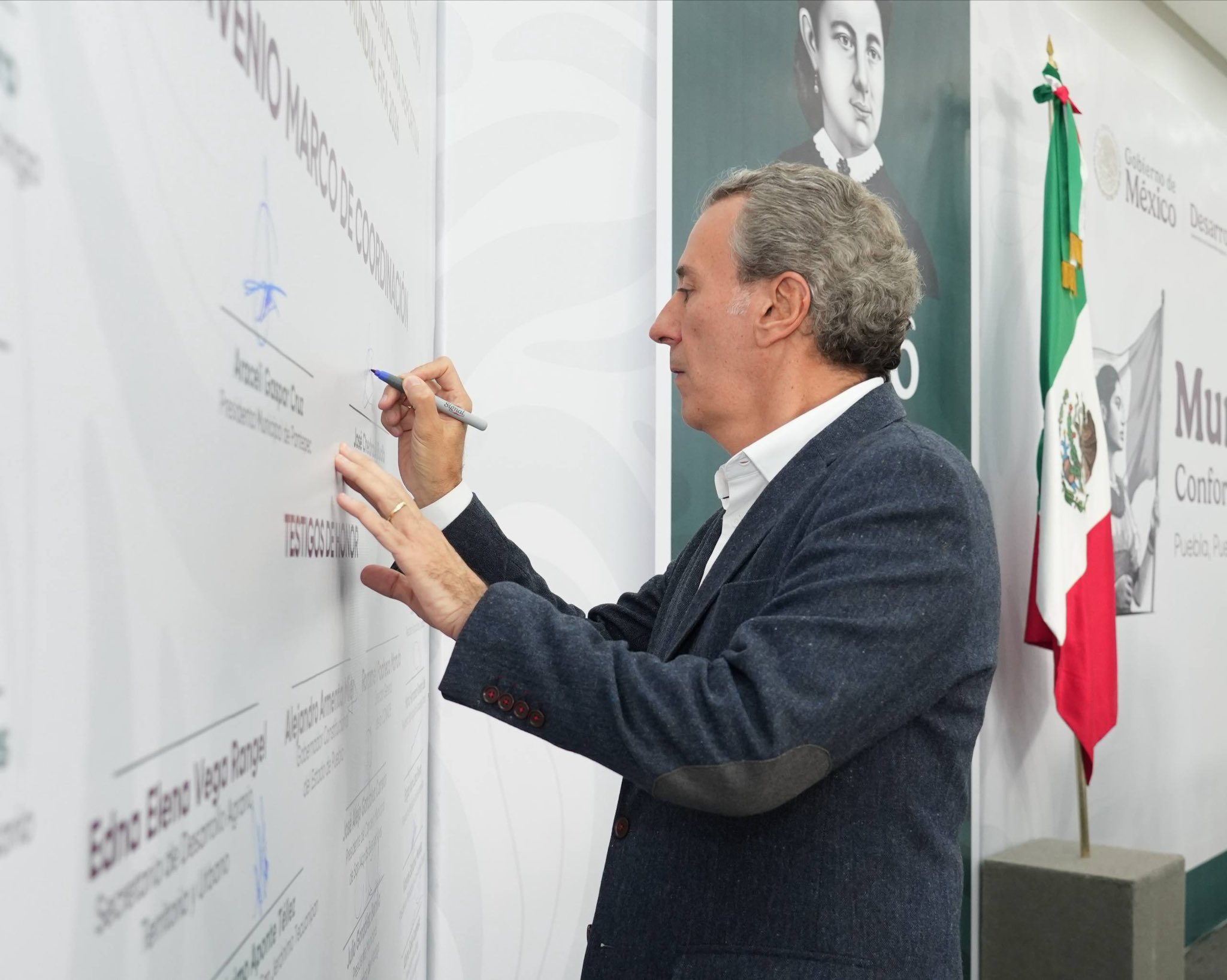 Pepe Chedraui firma convenio y se suma al avance del Mundial Social en Puebla